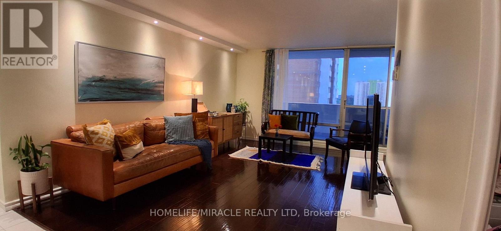 #1618 1 MASSEY SQUARE - 4