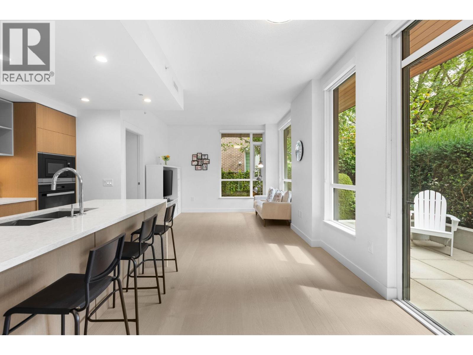 109 469 W KING EDWARD AVENUE — photo 2