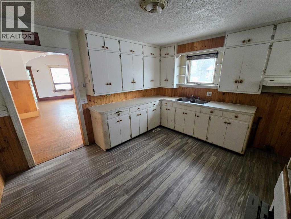 Listing photo – 4802 47 Street, Stettler