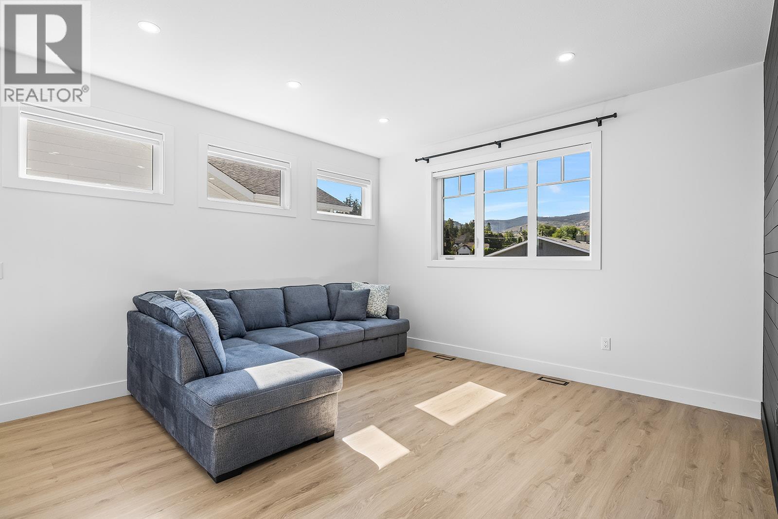 693 Balsam Road - 27