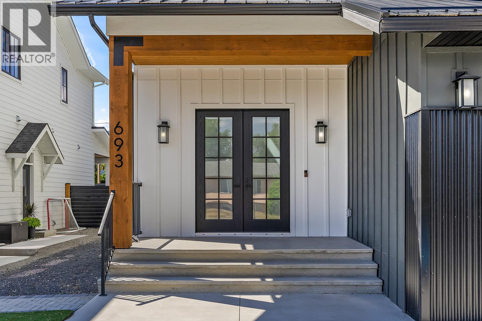 693 Balsam Road - 68