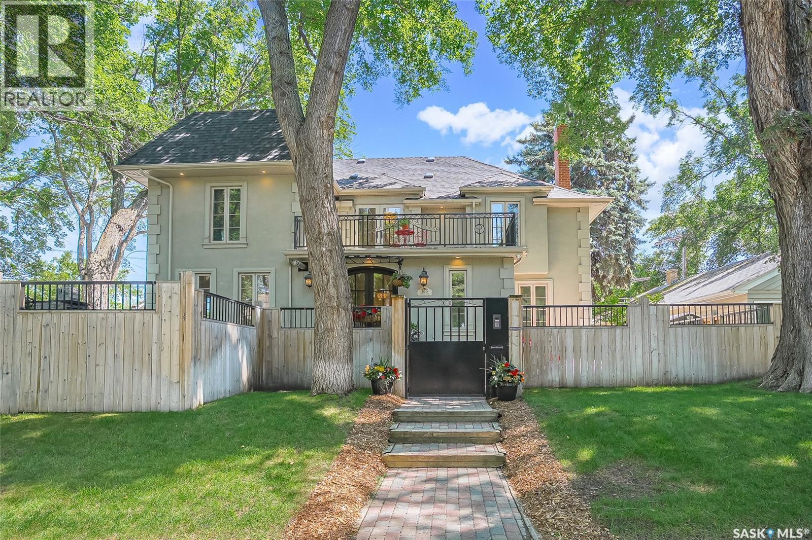 100 Poplar CRESCENT - 2