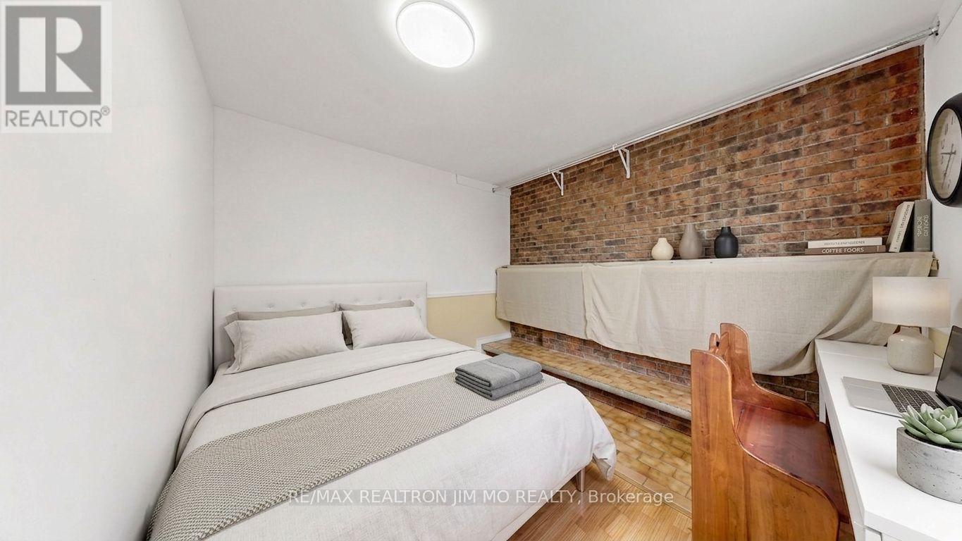 211 RISEBROUGH CIRCUIT - 27