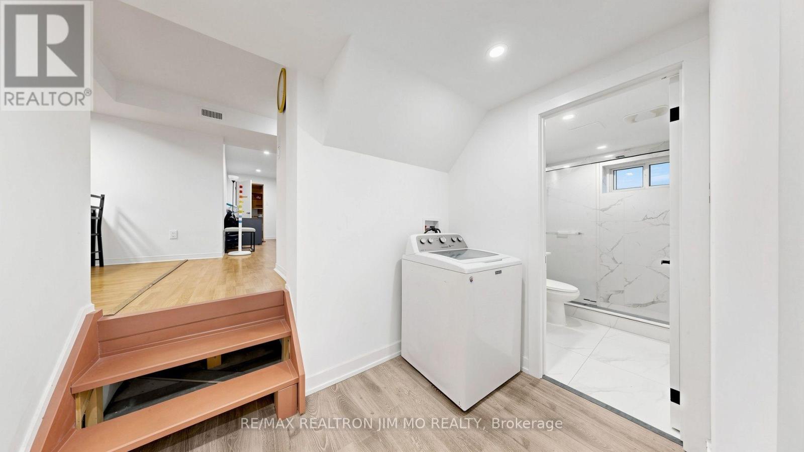 211 RISEBROUGH CIRCUIT - 34