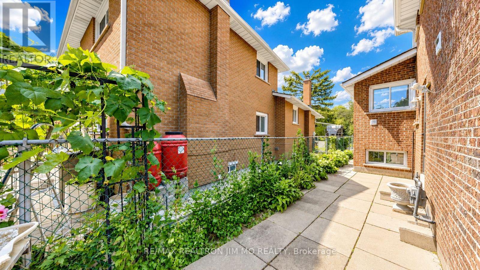 211 RISEBROUGH CIRCUIT - 43