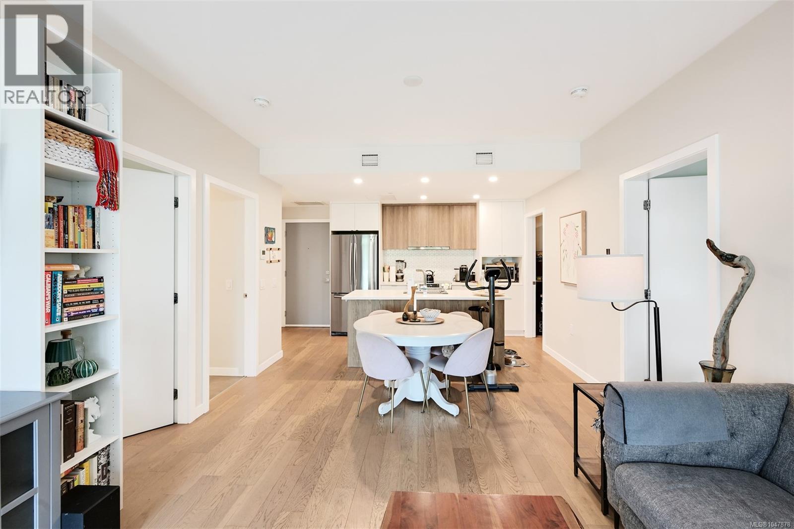 301 881 Short St, Saanich