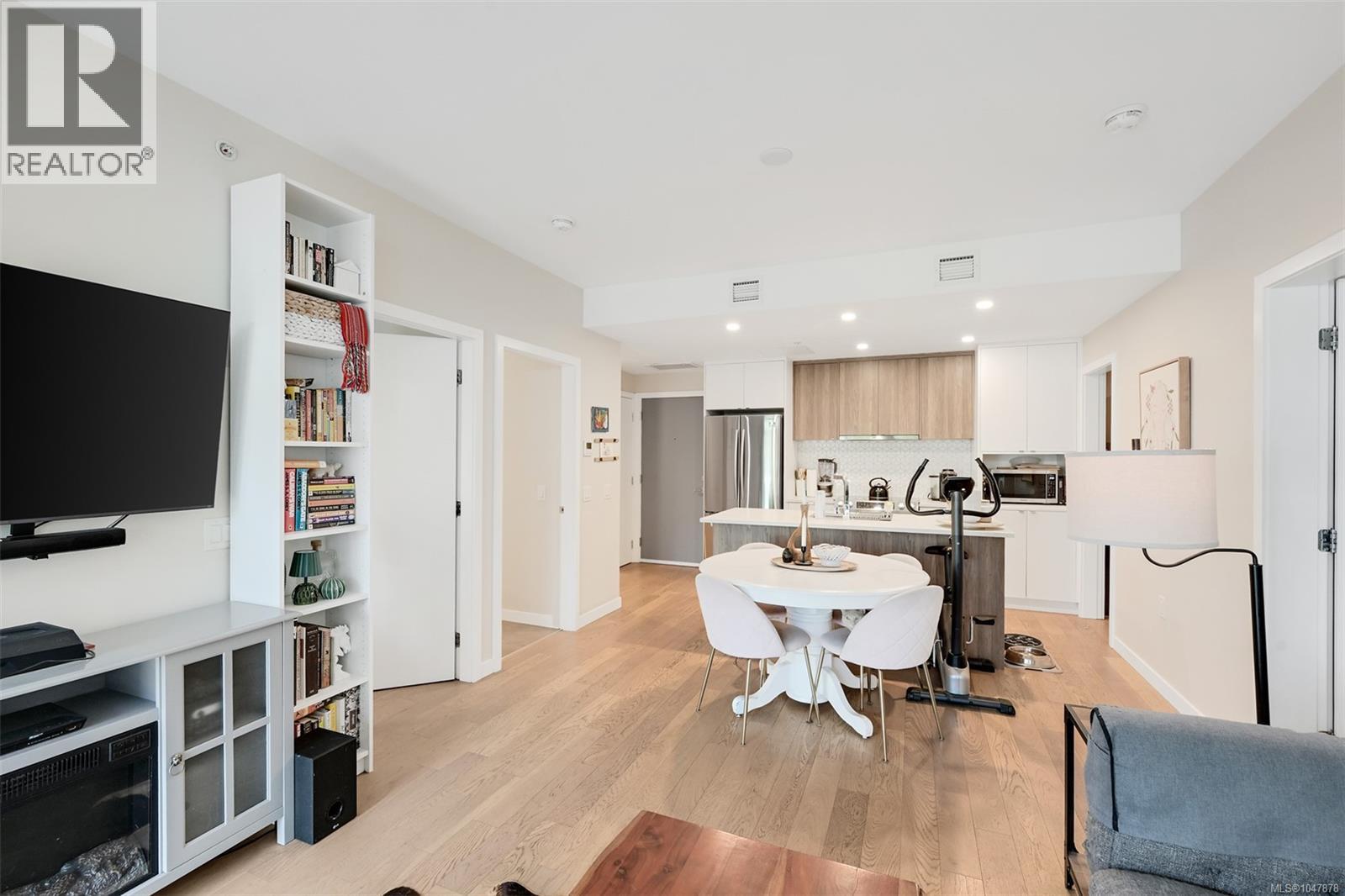 301 881 Short St, Saanich