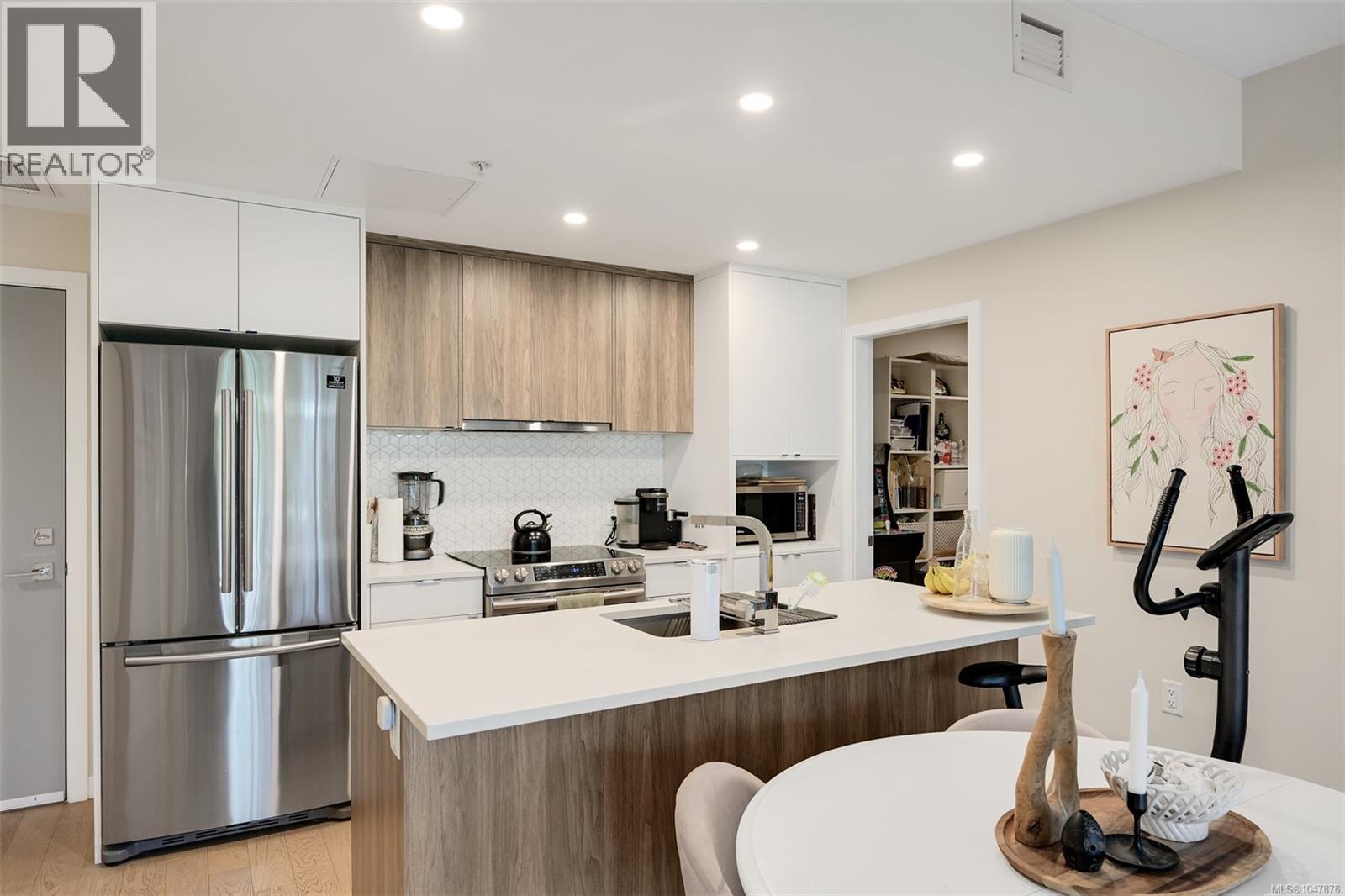 301 881 Short St, Saanich