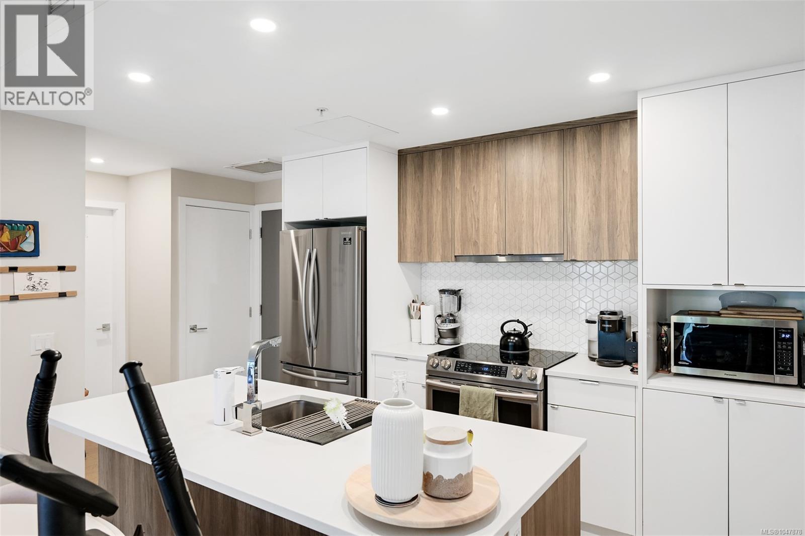 301 881 Short St, Saanich