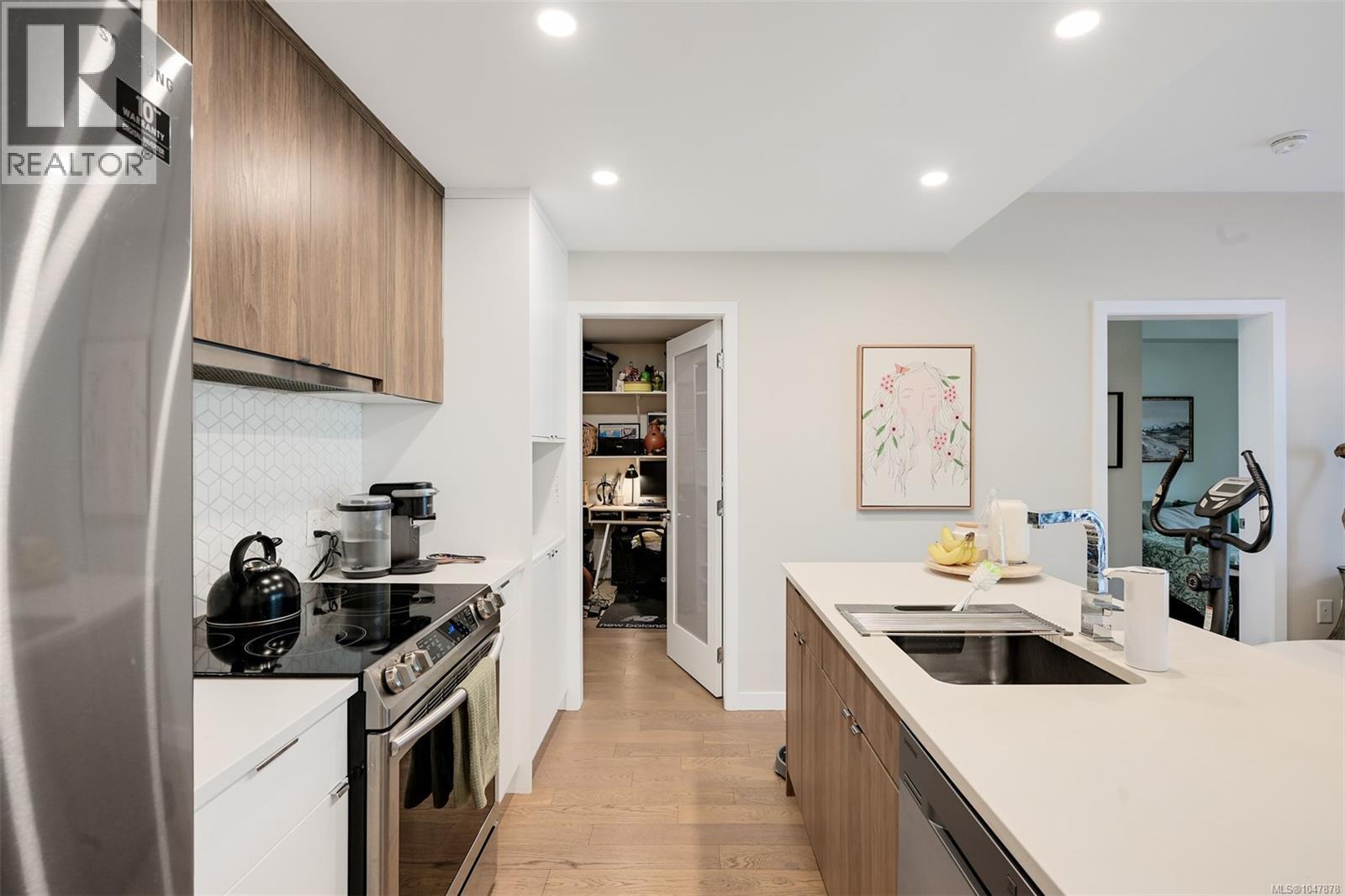 301 881 Short St, Saanich