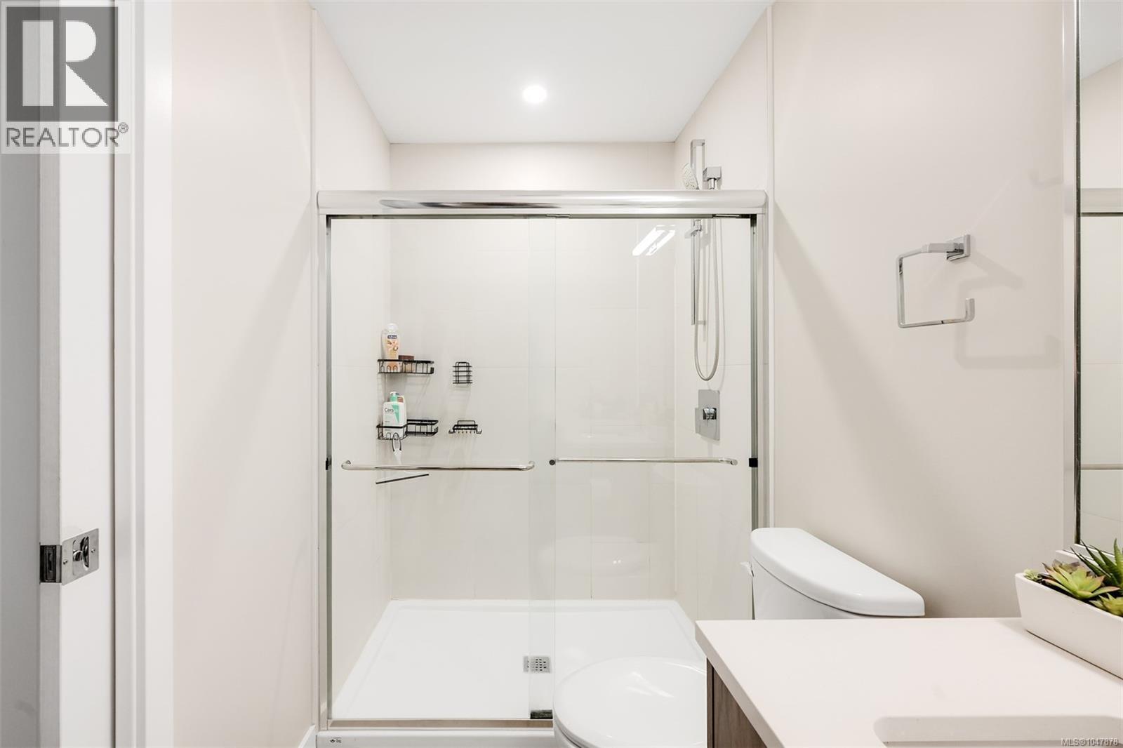 301 881 Short St, Saanich
