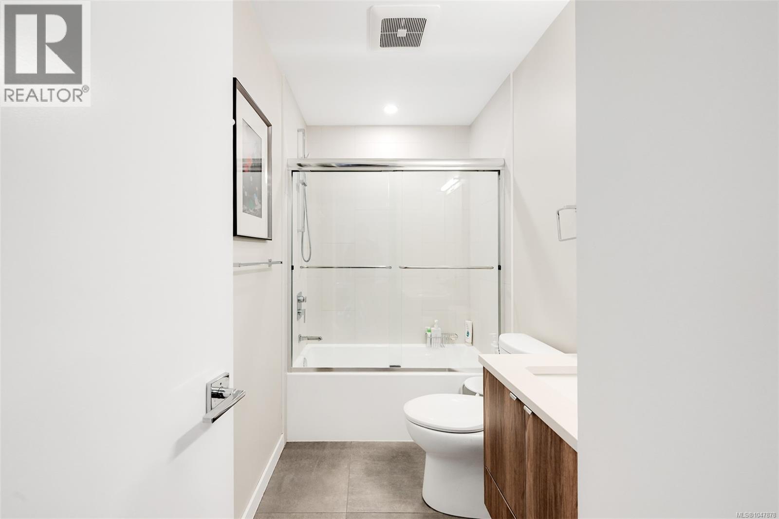 301 881 Short St, Saanich
