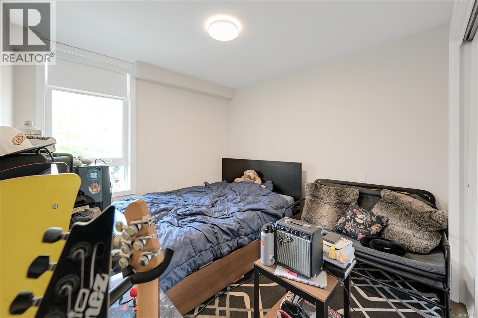 301 881 Short St, Saanich