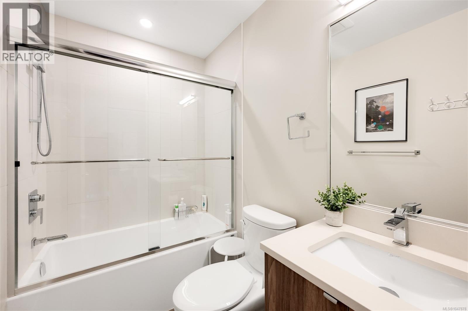 301 881 Short St, Saanich