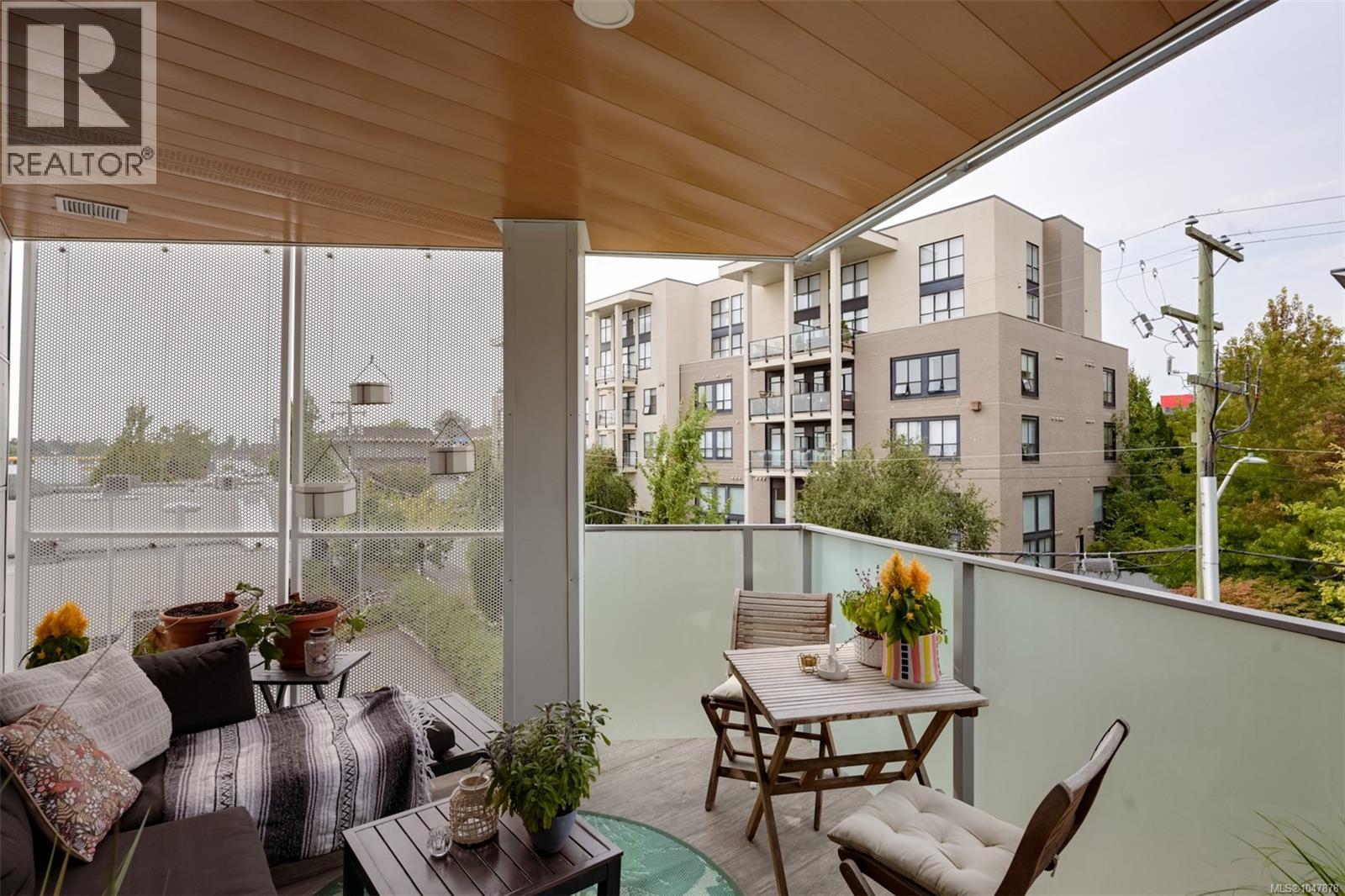 301 881 Short St, Saanich