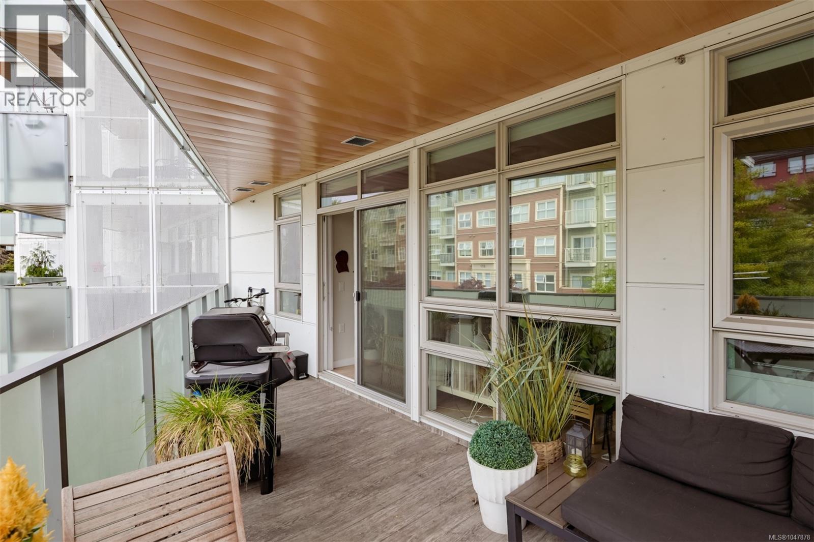 301 881 Short St, Saanich