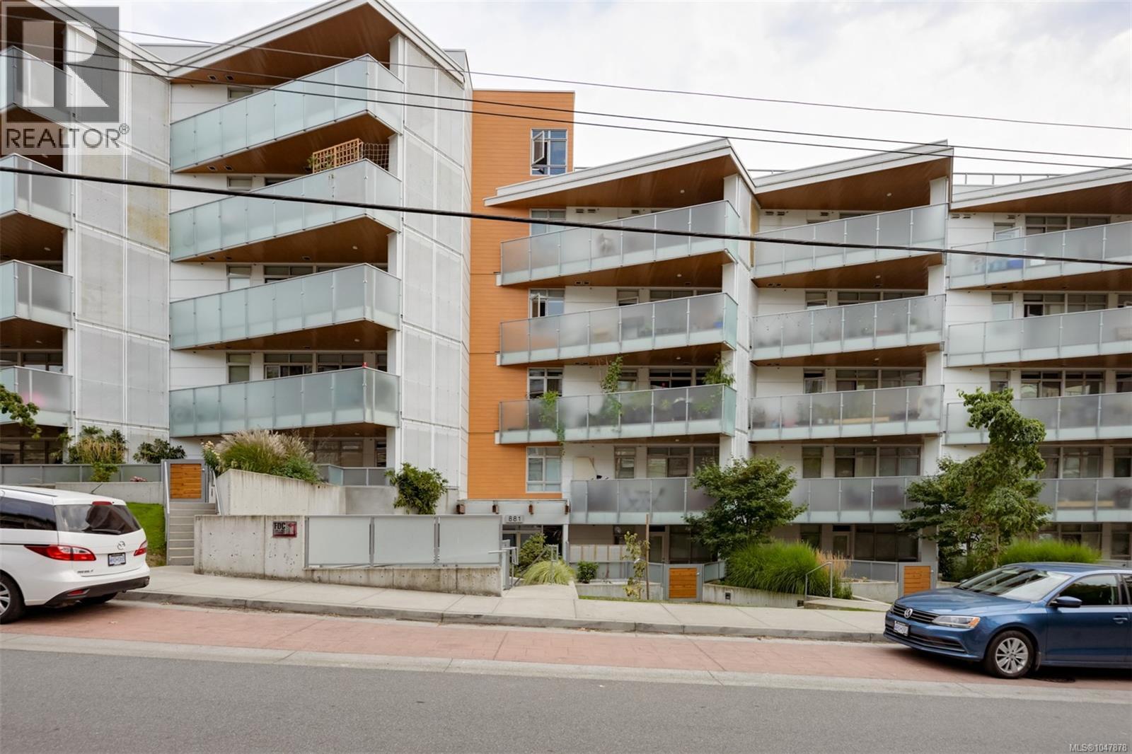 301 881 Short St, Saanich