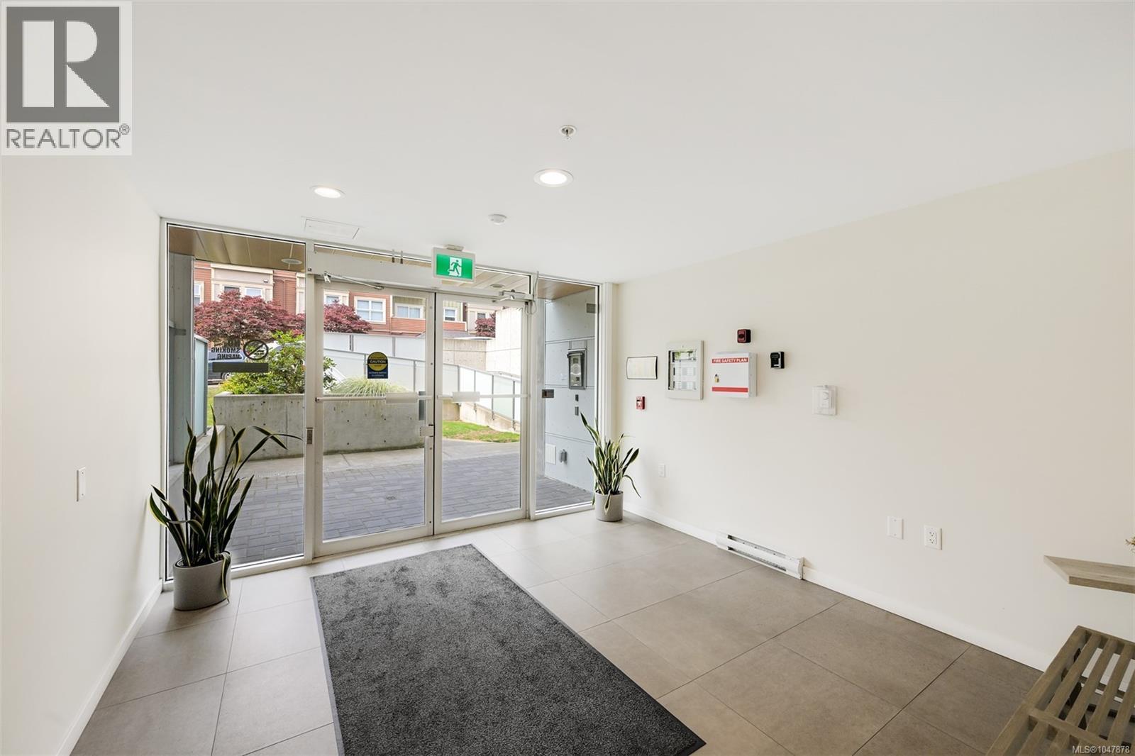 301 881 Short St, Saanich