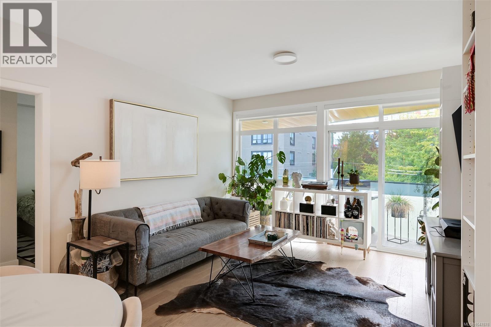 301 881 Short St, Saanich