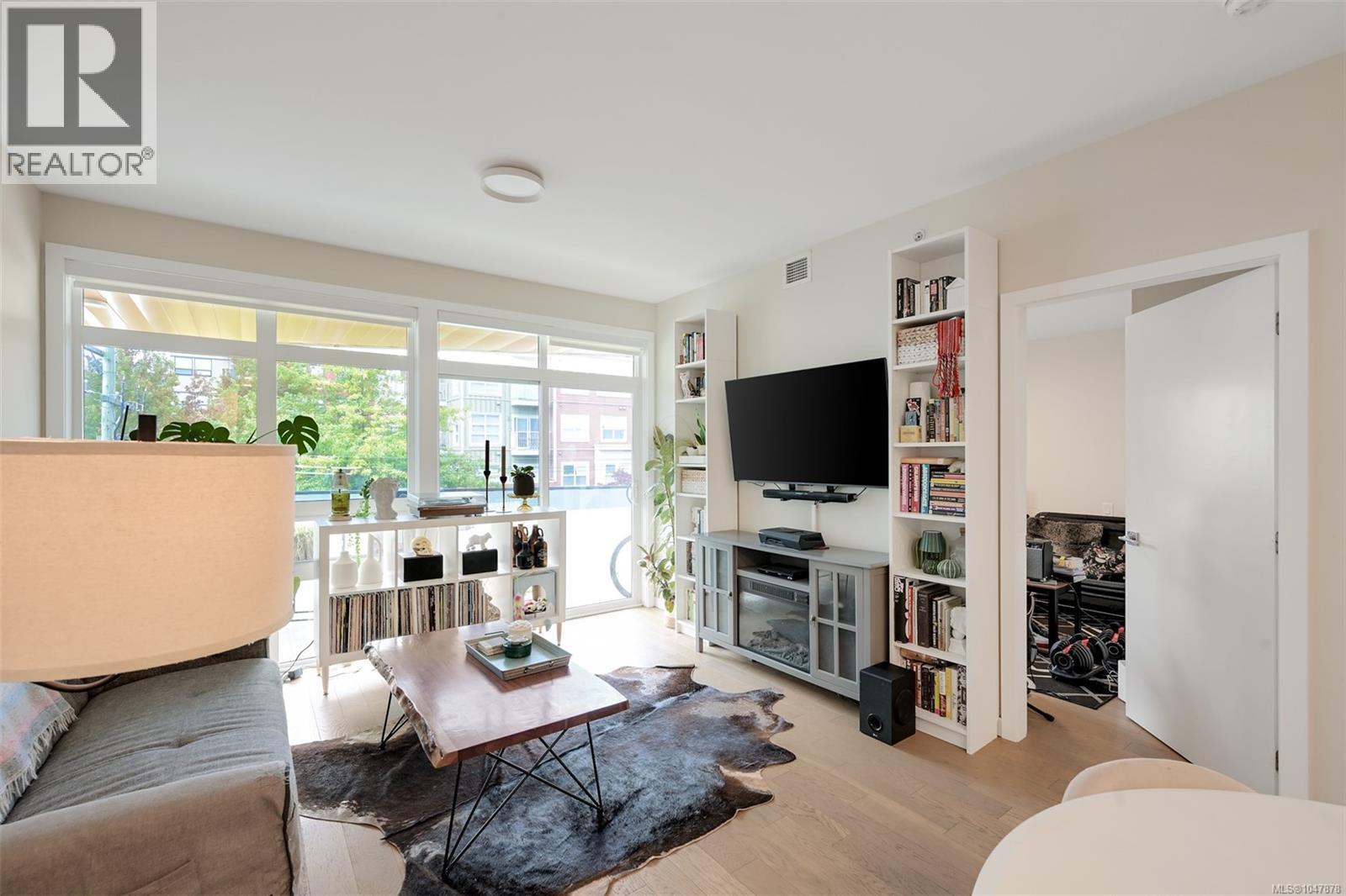301 881 Short St, Saanich