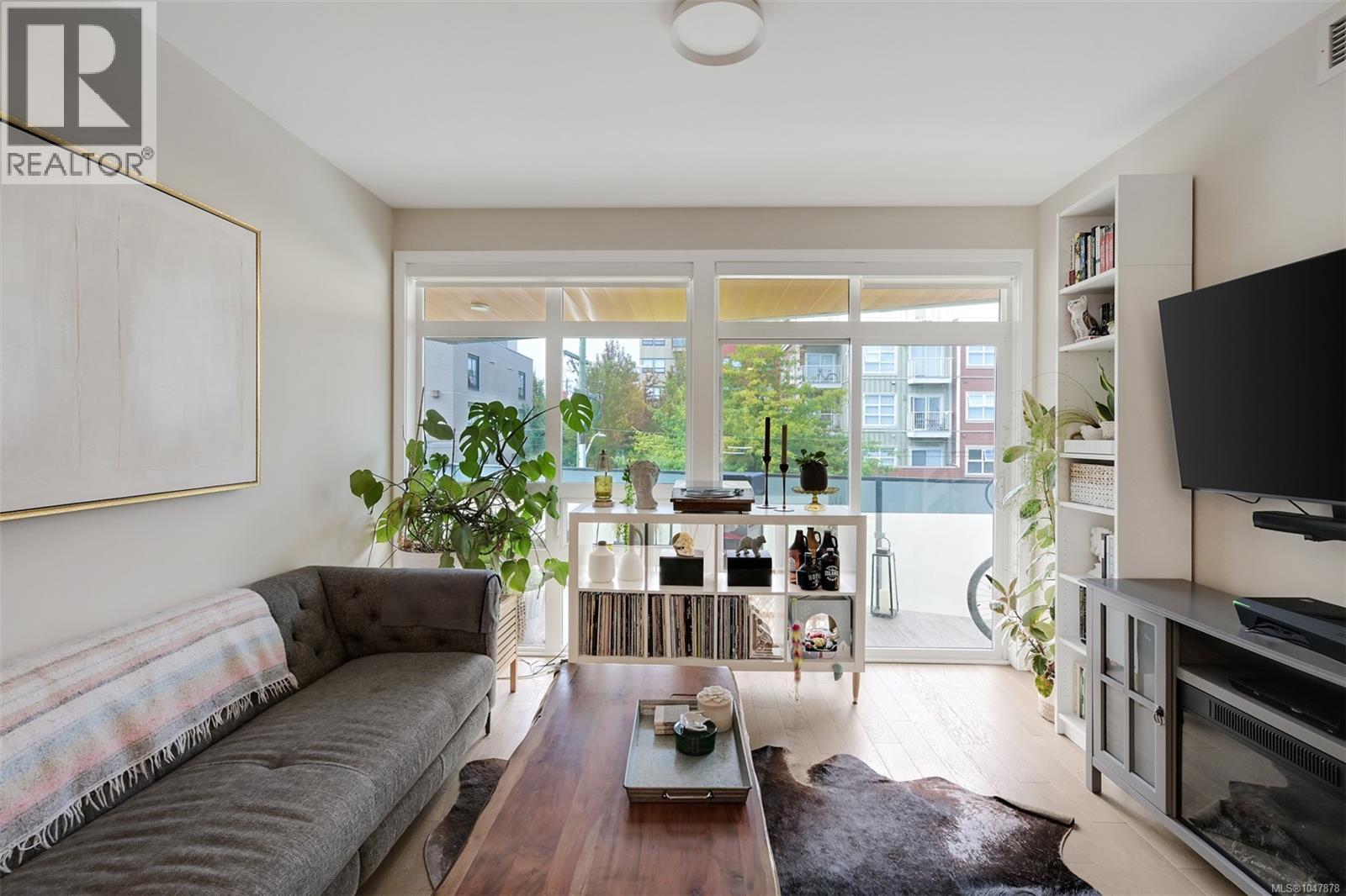301 881 Short St, Saanich
