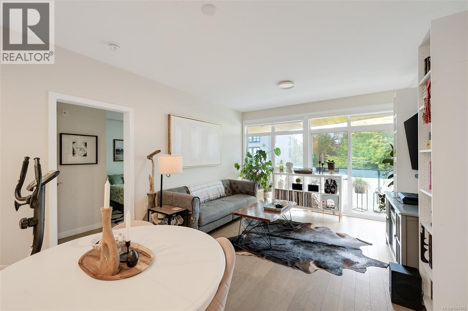 301 881 Short St, Saanich