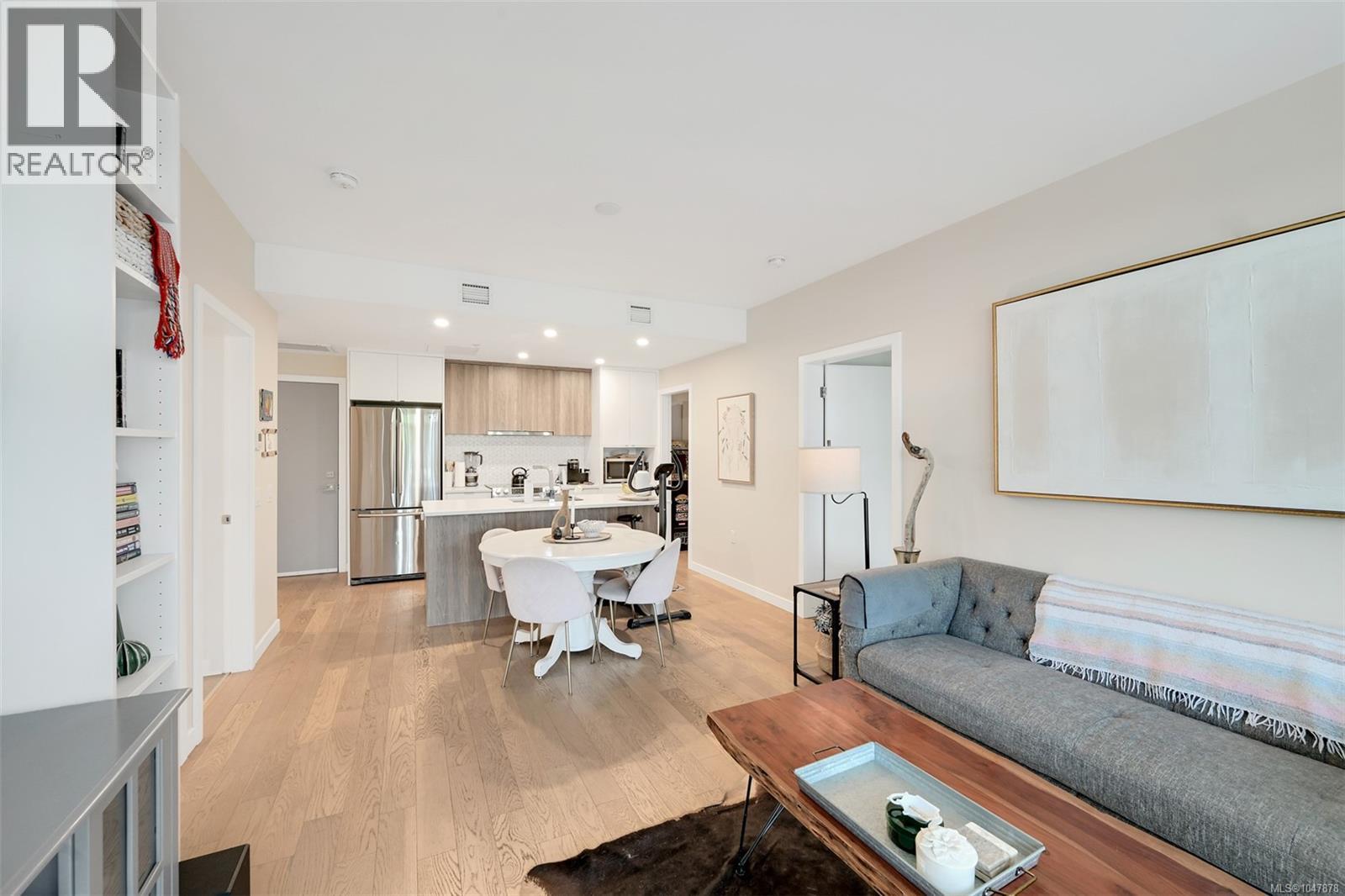 301 881 Short St, Saanich