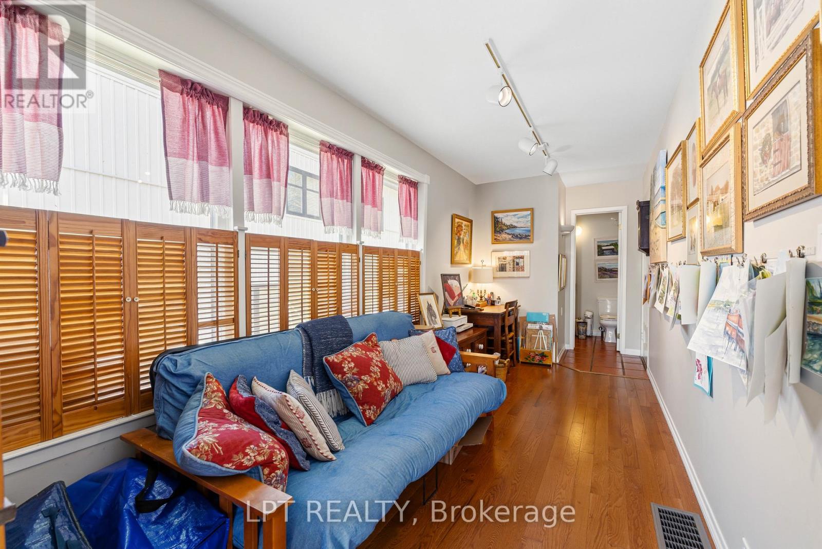 145 LAKE DRIVE N - Image 23