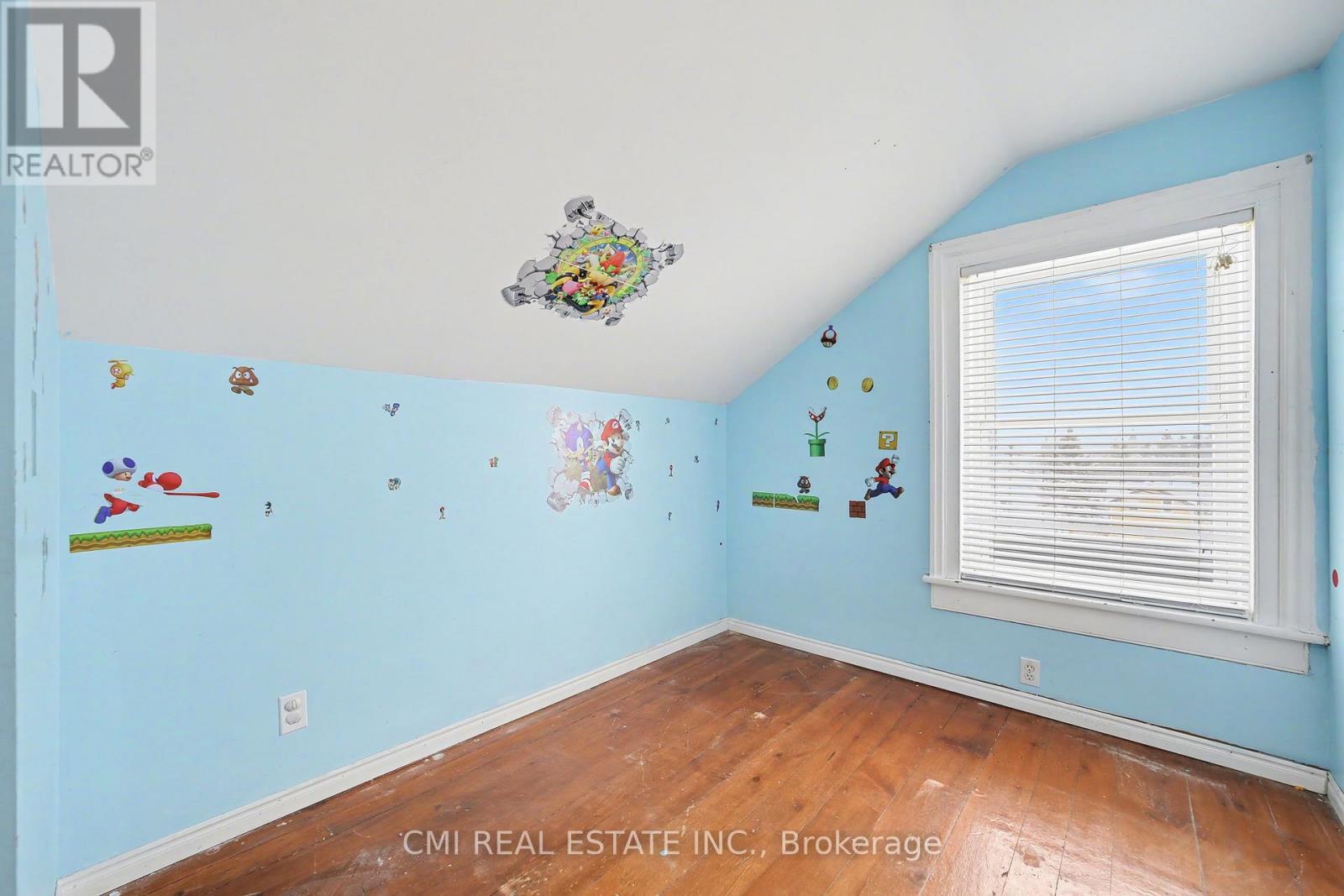 76 MAIN STREET E - 22