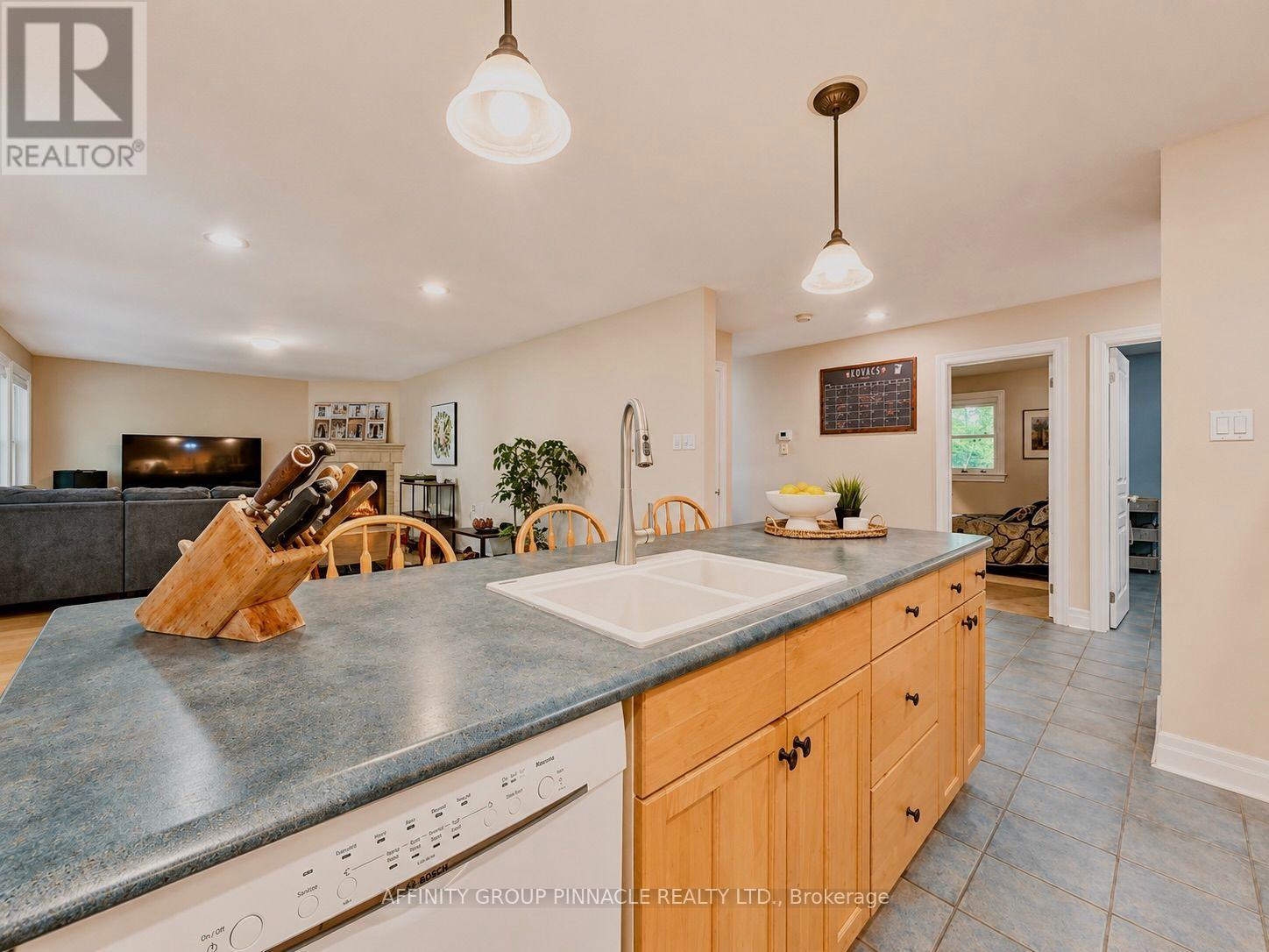 38 WESTVIEW DRIVE - 14