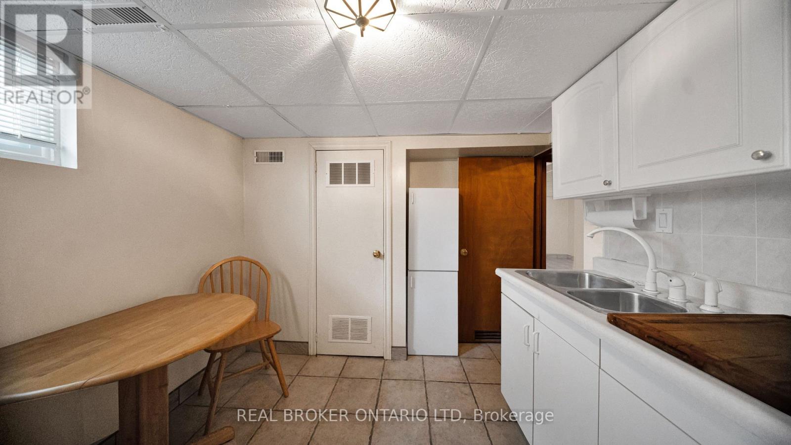 74 STERLING STREET - Image 25
