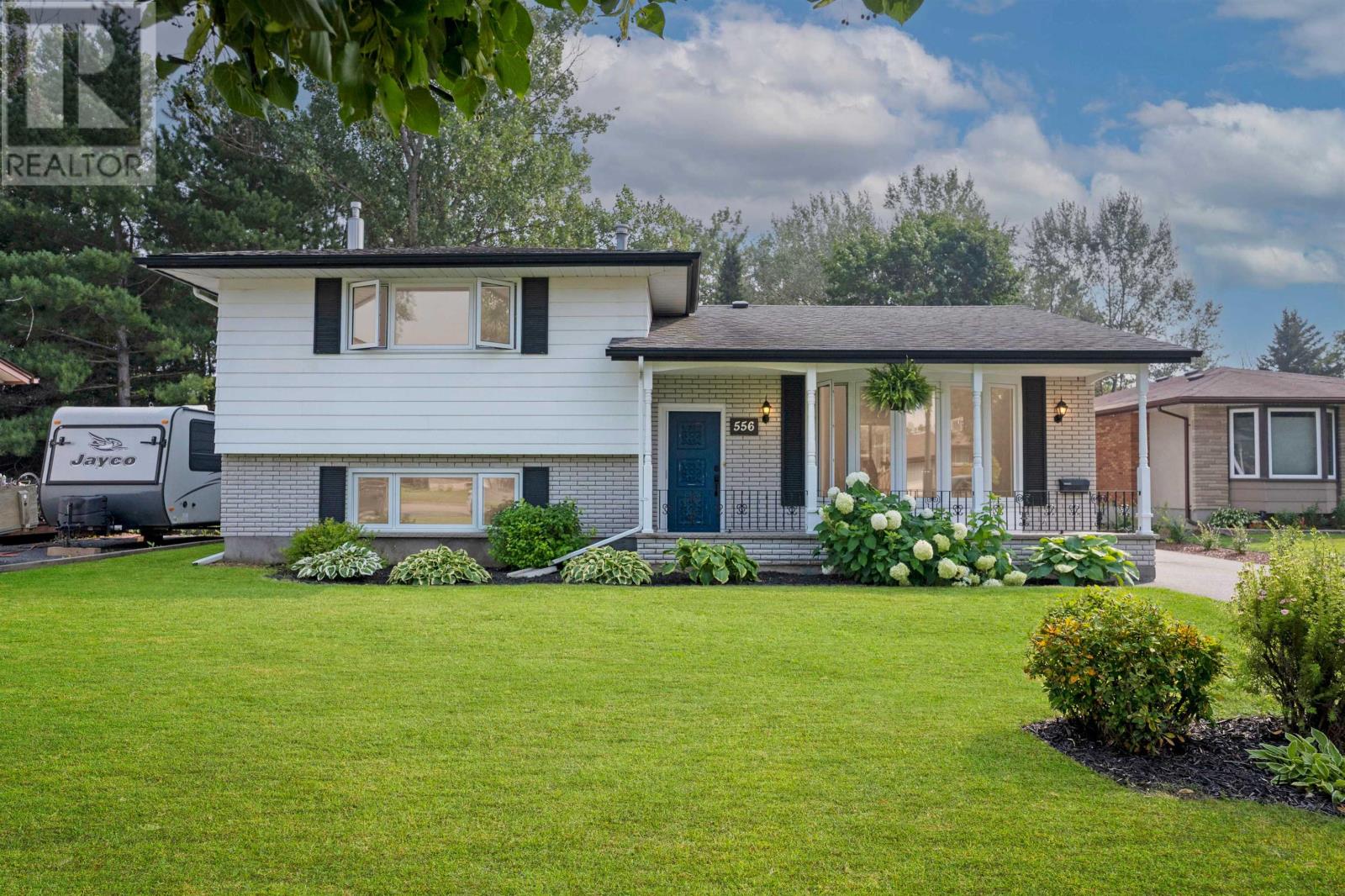 556 Laurentian DR - 2