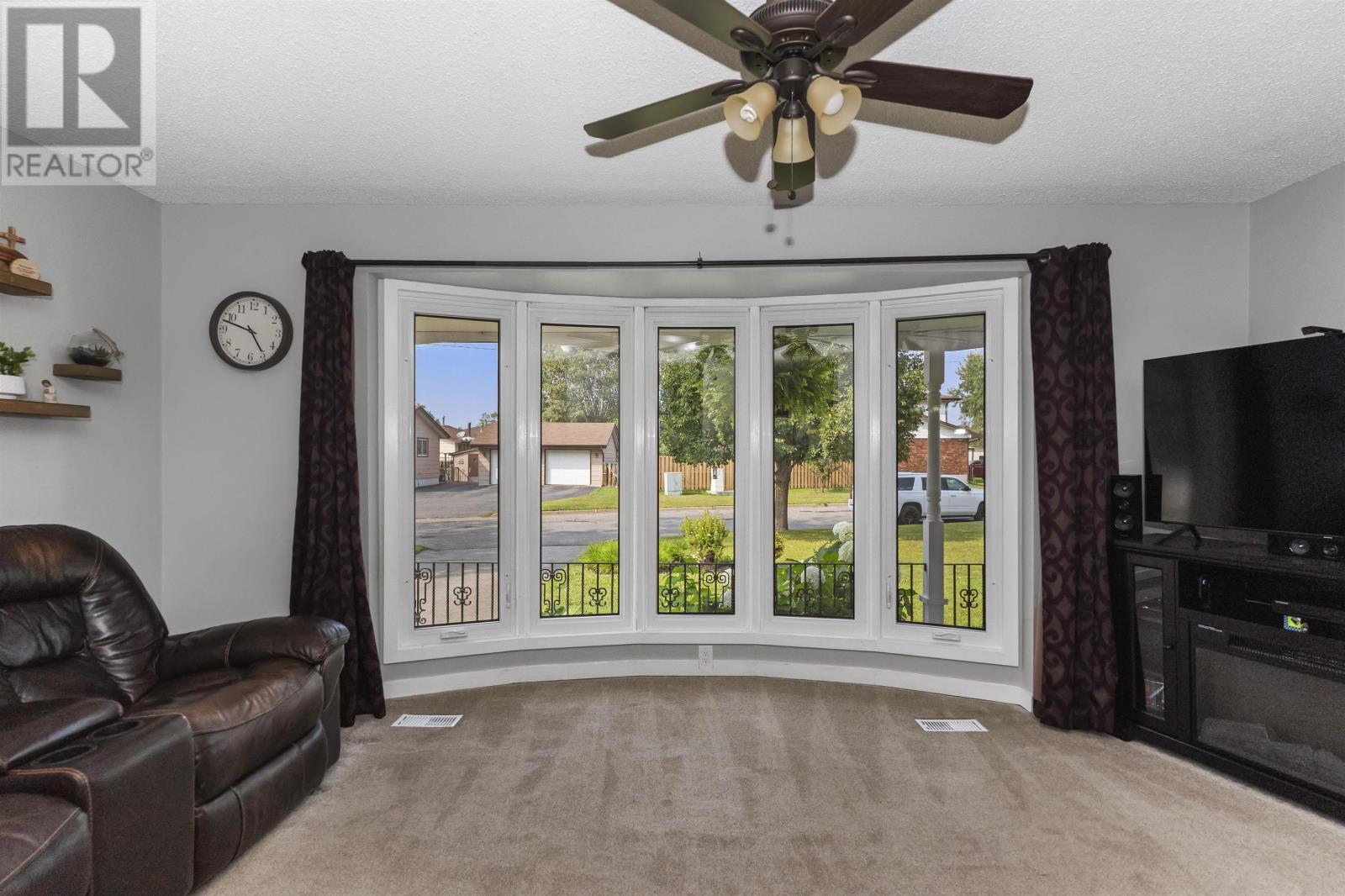 556 Laurentian DR - 10