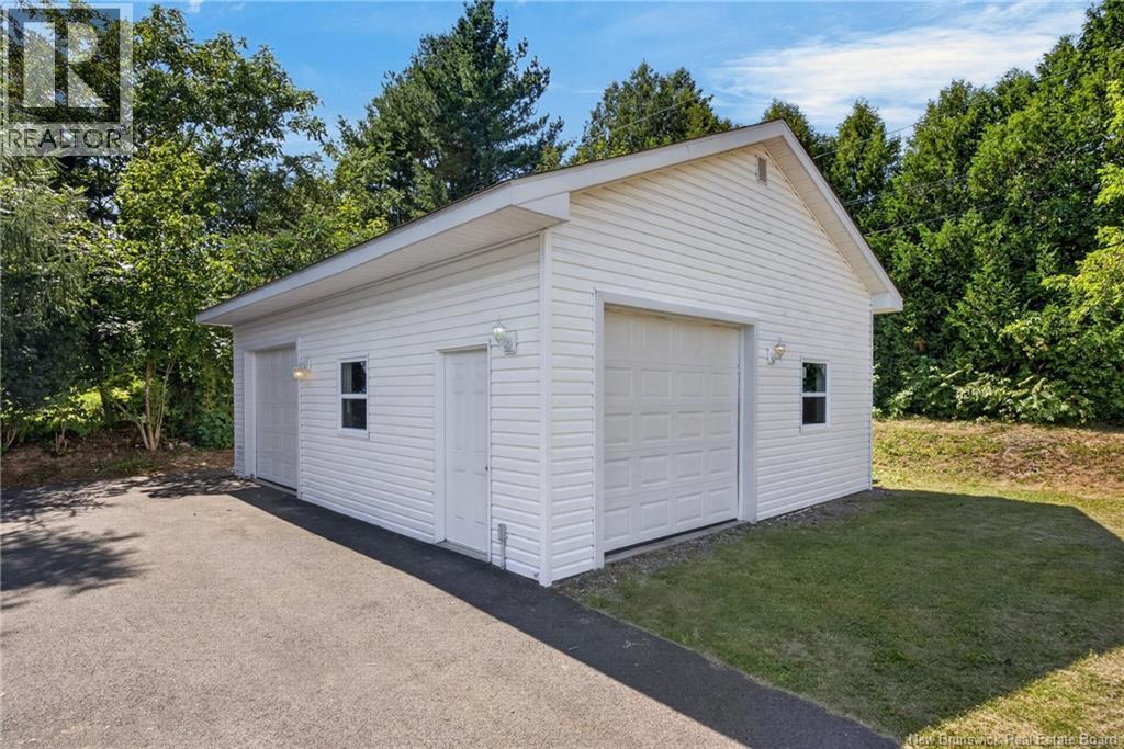 880 Glengarry Place - Image 33