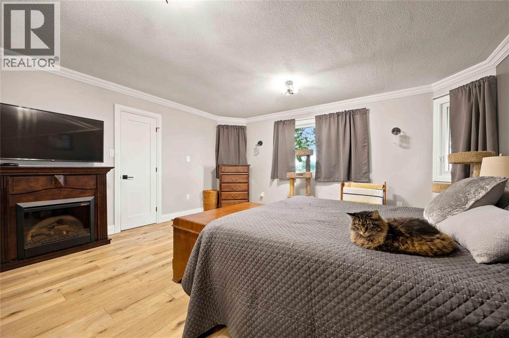 392 JULIE COURT - 25