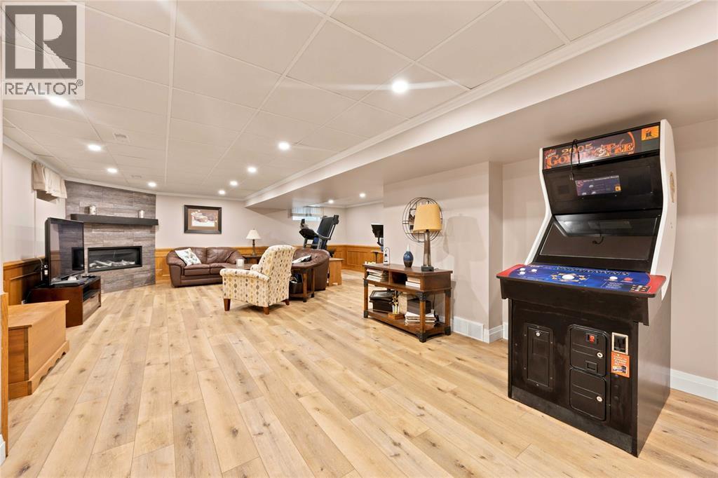 392 JULIE COURT - 33