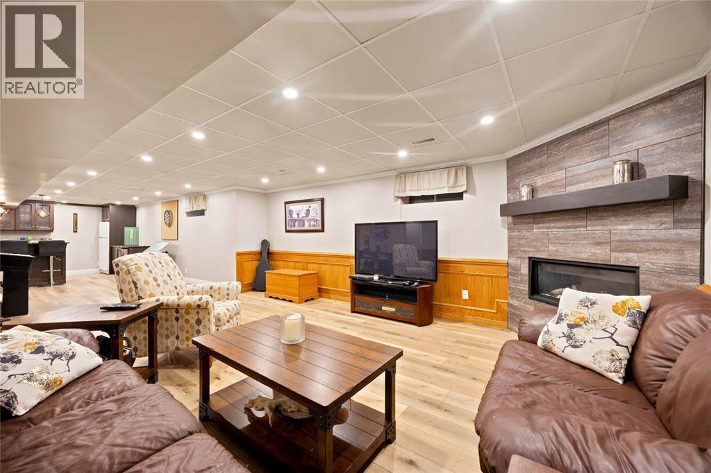 392 JULIE COURT - 38