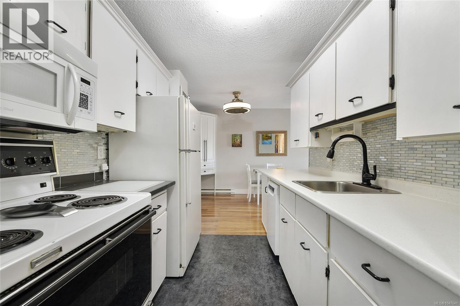 #214 848 Esquimalt Rd - 12