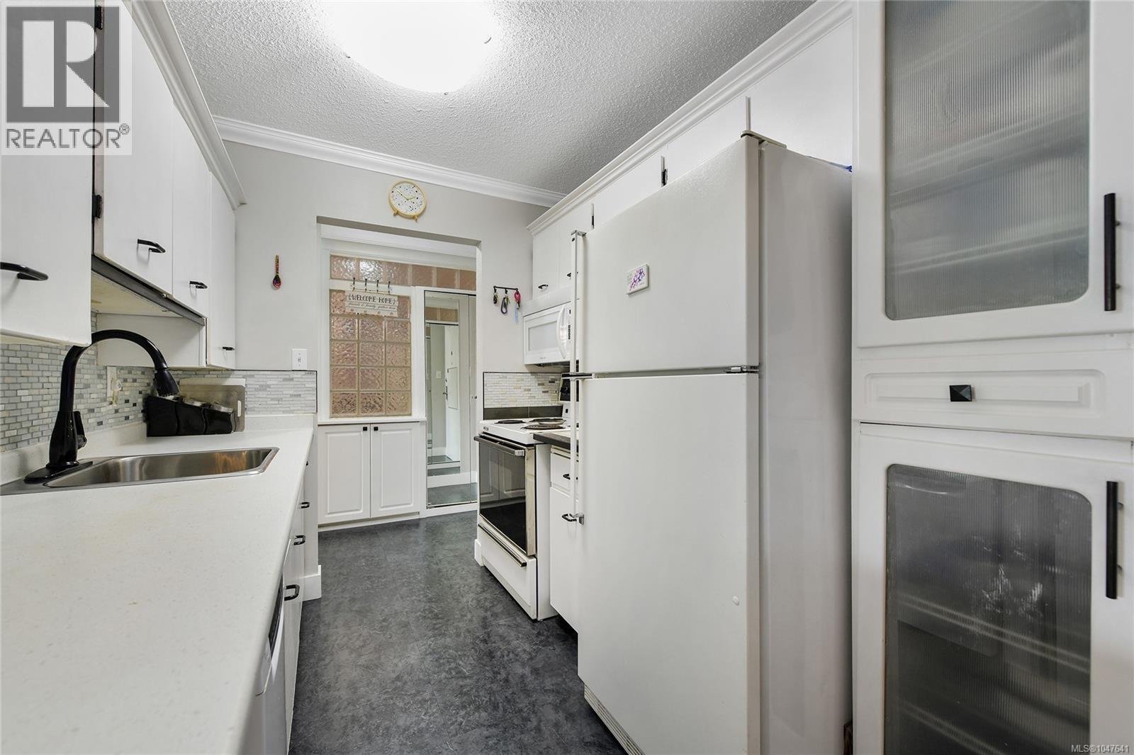 #214 848 Esquimalt Rd - 9