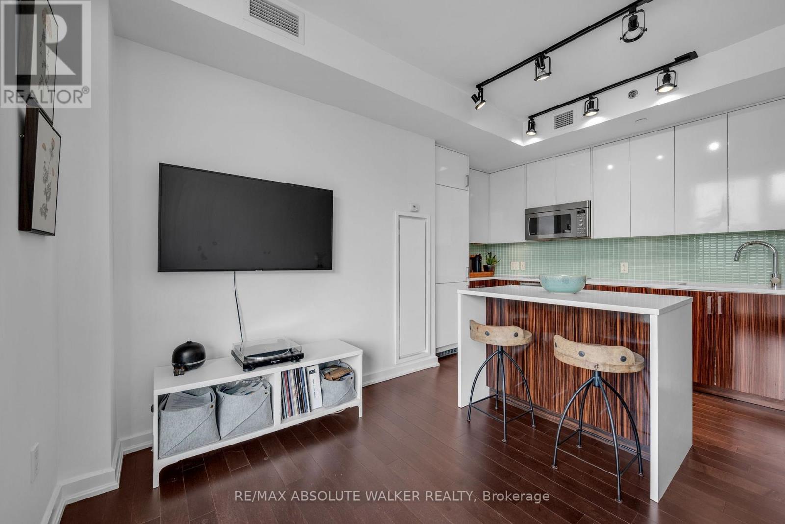 #810 300 LISGAR STREET - 11