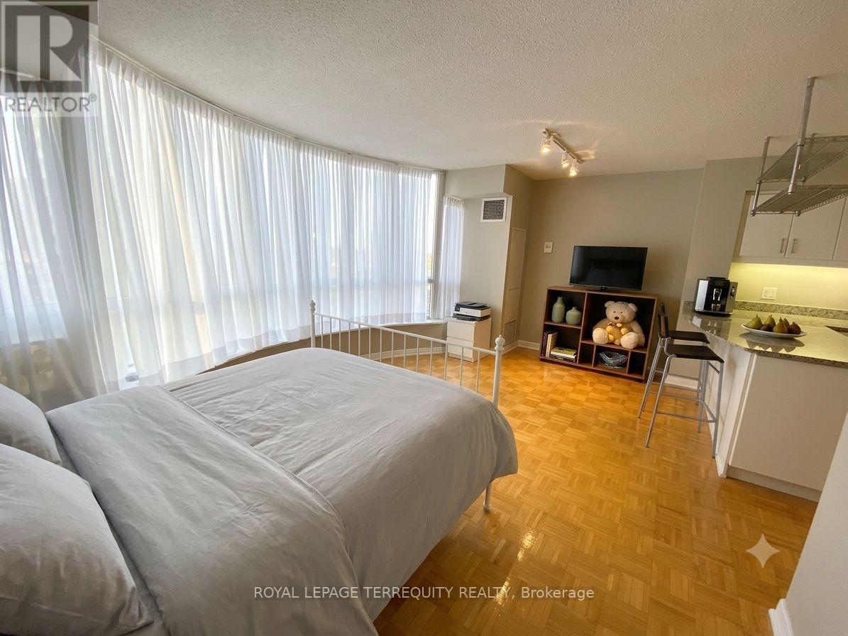 #1009 33 SHEPPARD AVENUE E - 6