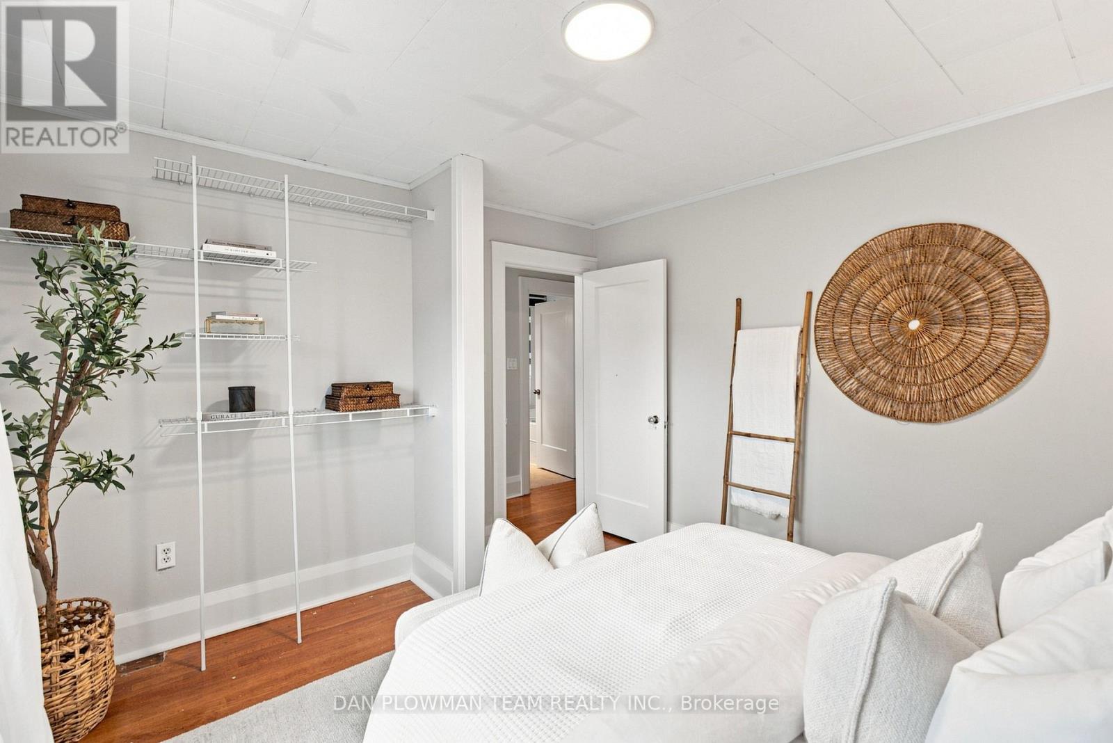 307 WILLIAM STREET E - 24