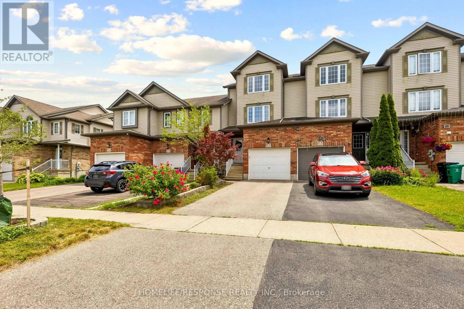 222 SOPHIA CRESCENT — photo 2
