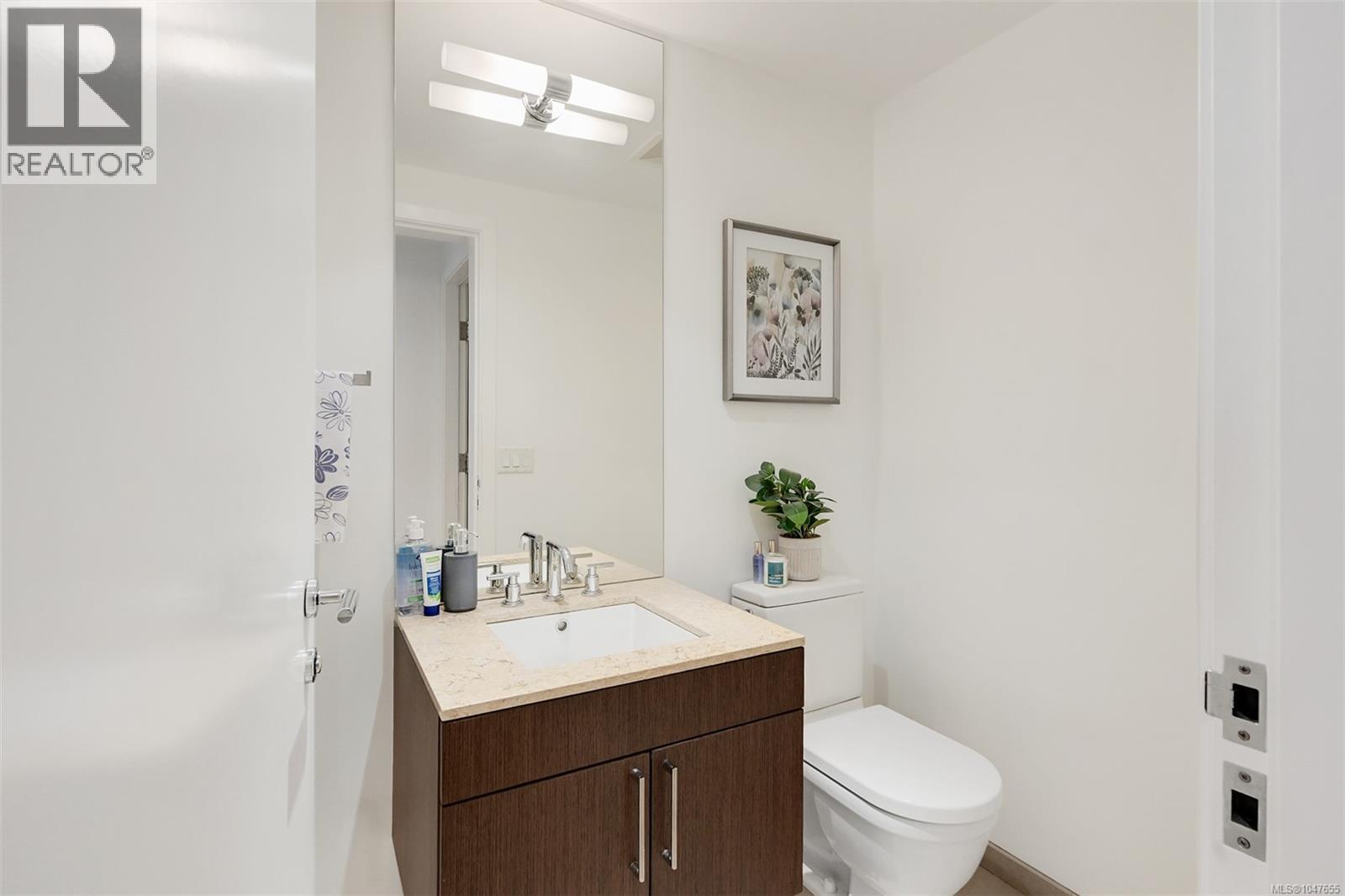 TH5 100 Saghalie Ave, Victoria