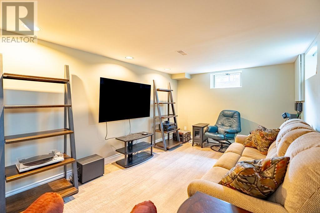 637 Hyde Park AVE - 16