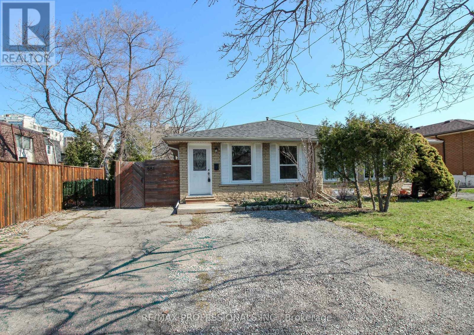 Photo of 881 Lawrence Road