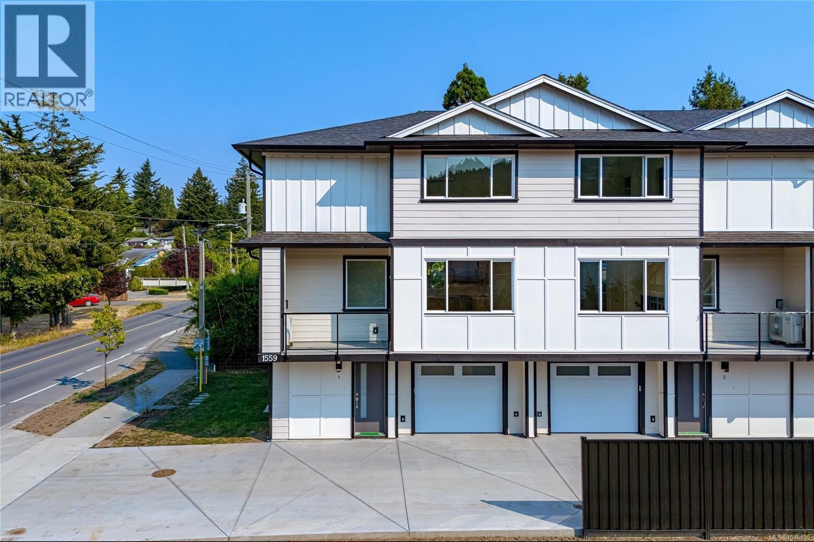 1 1559 Ash Rd, Saanich