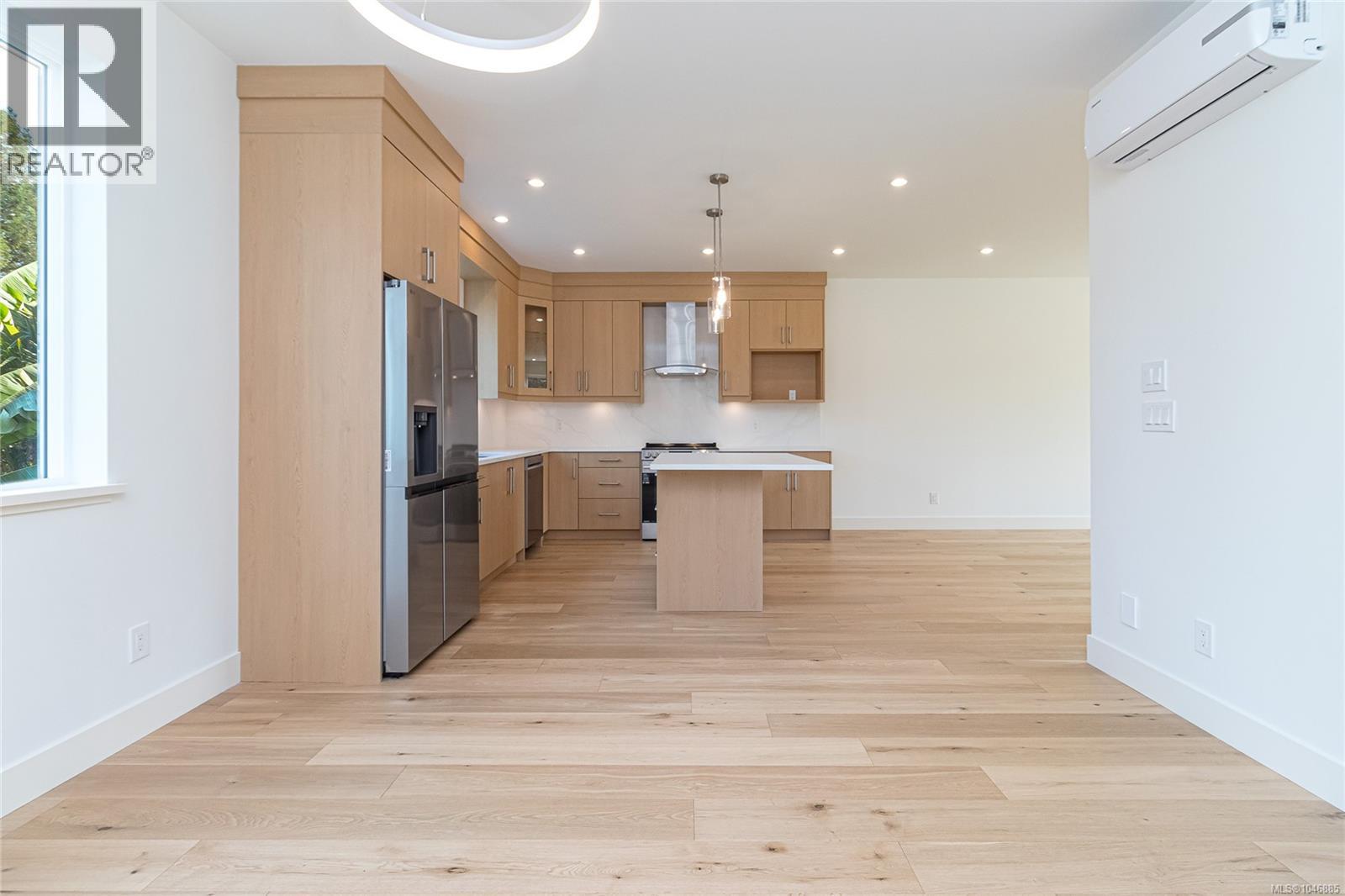 1 1559 Ash Rd, Saanich