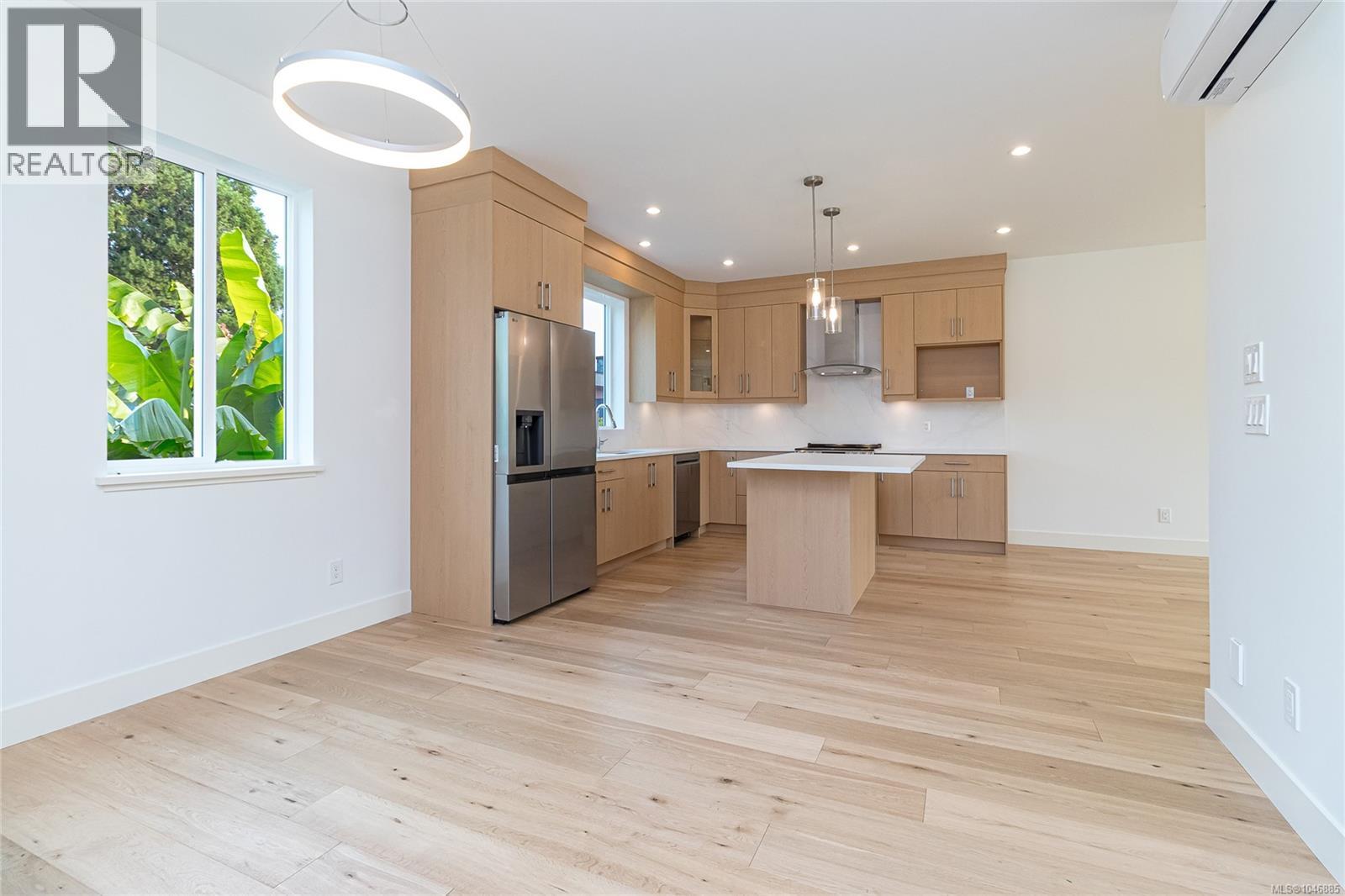 1 1559 Ash Rd, Saanich