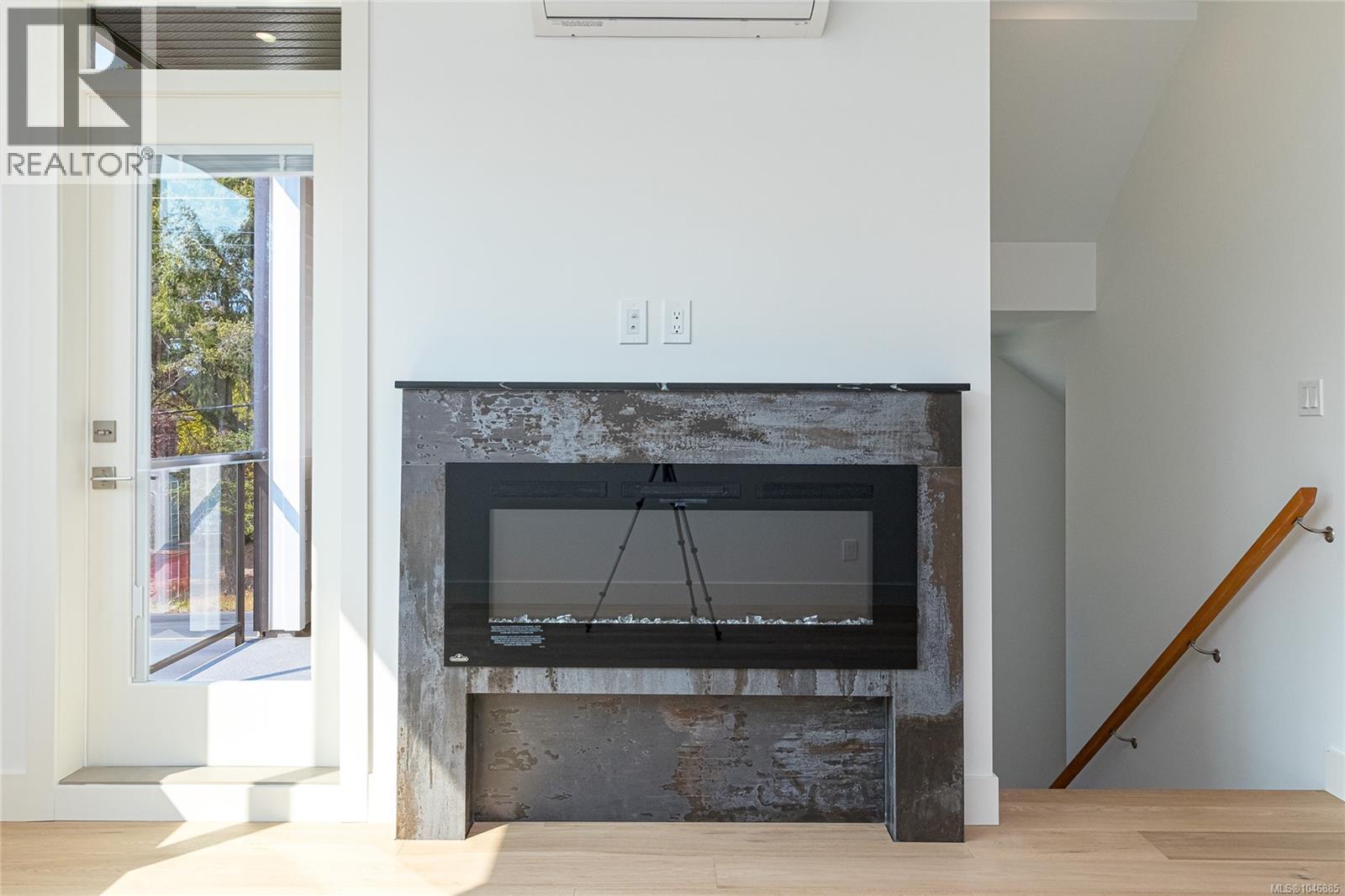 1 1559 Ash Rd, Saanich